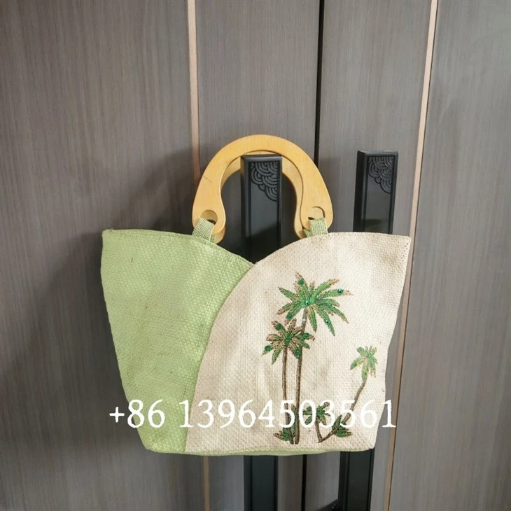 תיקי קש ארוגים במבוק