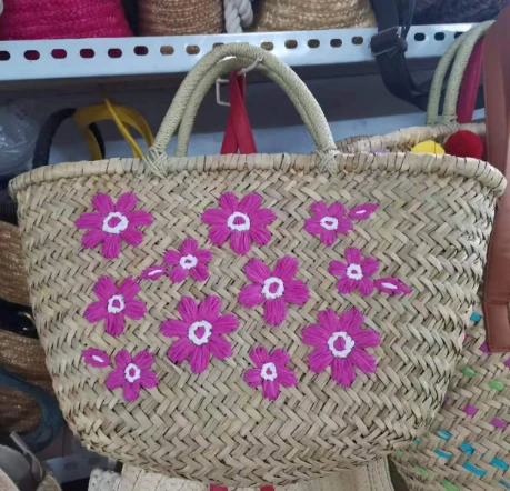שקית קש טבעית עם פרחים