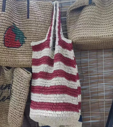 שקית קניות קש נייר בעבודת יד עם פס אדום