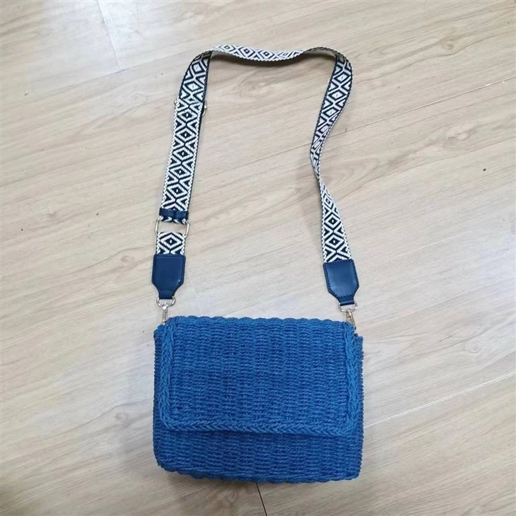 תיק קש כחול Crossbody עם סרט
