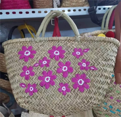 שקית קש טבעית עם פרחים